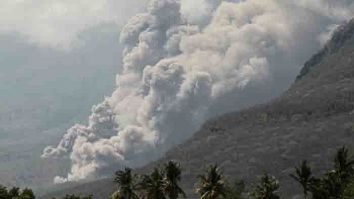 Erupsi Lewotobi: Kegelisahan dan Harapan di Bandara Komodo